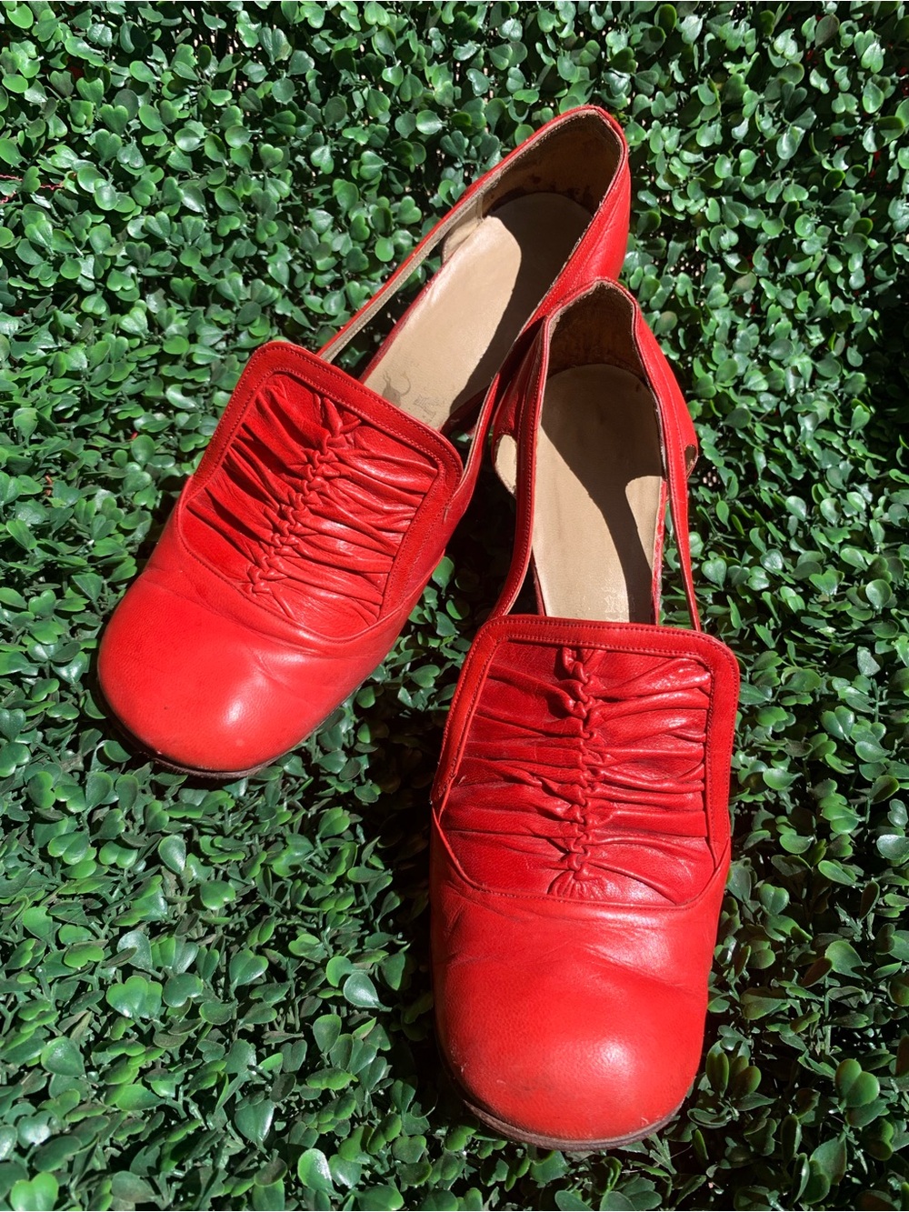 Vintage 70s Made In Spain leather tomato red rococo style tap shoes heels